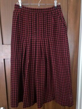 Vintage Bagatelle Red and Black Houndstooth Pleated Front Skirt Size 6